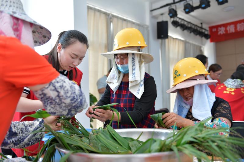 &ldquo;浓情粽意，共享温暖&rdquo;包粽子活动.jpg